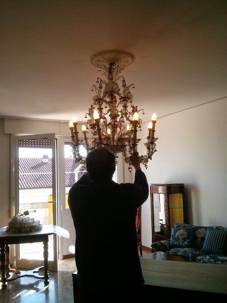 trasloco conegliano, traslochi, deposito custodia mobili, noleggio scala, equipe traslochi, imballaggio lampadario murano