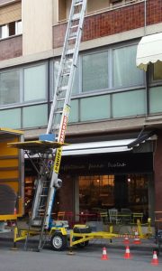 Scala con Carrello per Traslochi in azione