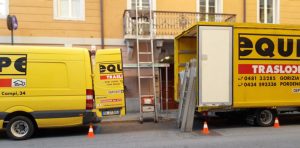 Trasloco in atto - camion furgone e scala con carrello