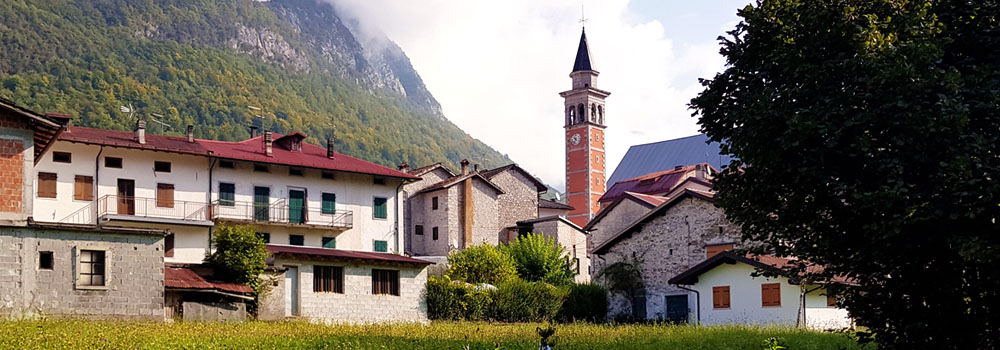Panorama di Claut (PN), pittoresco borgo della Valcellina, circondato dalle Dolomiti Friulane e famoso per la natura incontaminata.