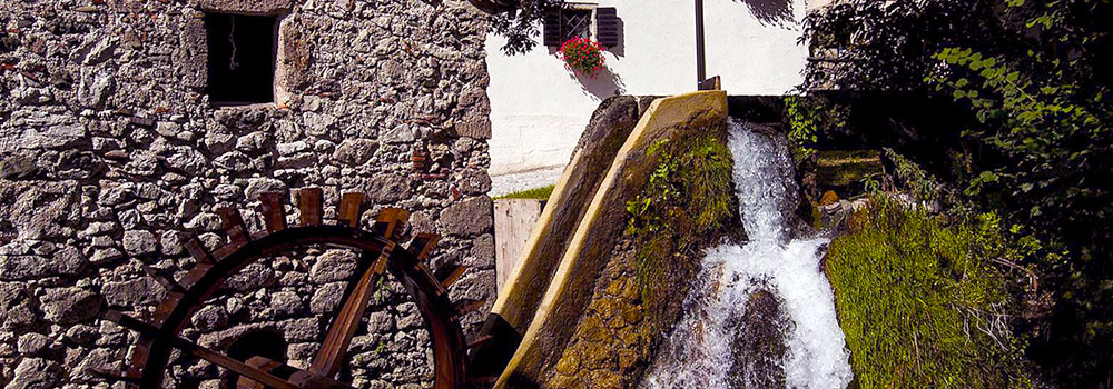 Mulino ad acqua ad Illegio (UD), borgo incantevole della Carnia, circondato dalle Alpi e noto per le sue case in pietra. Località Montane del Friuli Venezia Giulia.