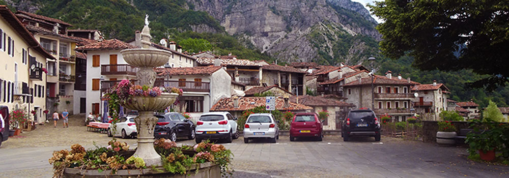 Scorcio suggestivo di Poffabro (PN), uno dei Borghi più belli d’Italia, con le sue caratteristiche case in pietra e balconi in legno.