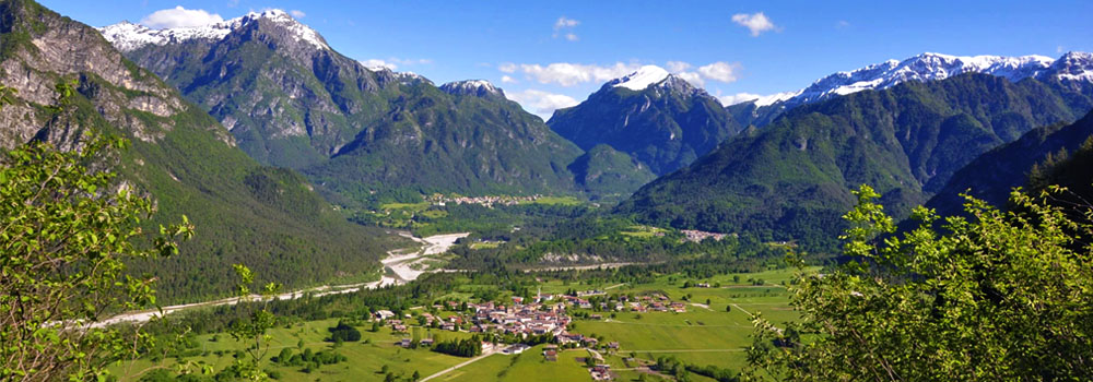 Veduta panoramica di Tramonti di Sotto (PN), immerso nella Val Tramontina, tra boschi e montagne delle Dolomiti Friulane. Località Montane del Friuli Venezia Giulia.