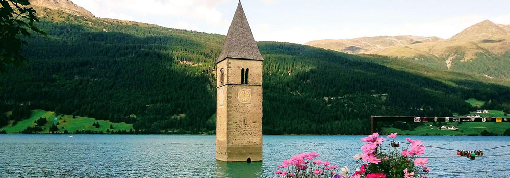 Vista mozzafiato sulla Val Resia (UD), nel Parco Naturale delle Prealpi Giulie, circondata da vette e boschi incontaminati. Località Montane del Friuli Venezia Giulia.