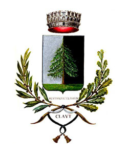 Stemma ufficiale del Comune di Claut (PN): scudo bianco con una fascia blu alla base e tre colli verdi sormontati da un albero. Il design richiama il paesaggio montano della Val Resia e la sua natura incontaminata. L’intero stemma è circondato da rami di alloro e quercia e sormontato da una corona comunale d'argento. Località Montane del Friuli Venezia Giulia.
