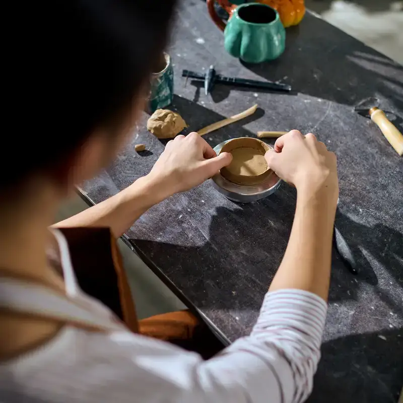 Persona che ripara una ciotola con tecnica kintsugi