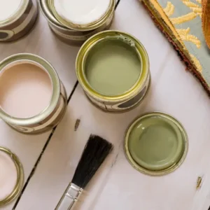 Barattoli di vernici ecologiche per interni in vari colori