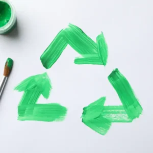 Simbolo del riciclo con vernice ecologica verde