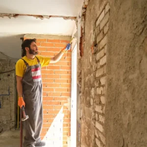 Uomo che lavora a una ristrutturazione con vernici ecologiche