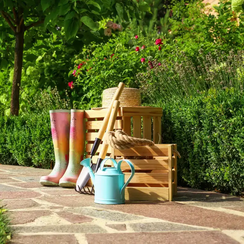 Attrezzi da giardinaggio in un giardino curato