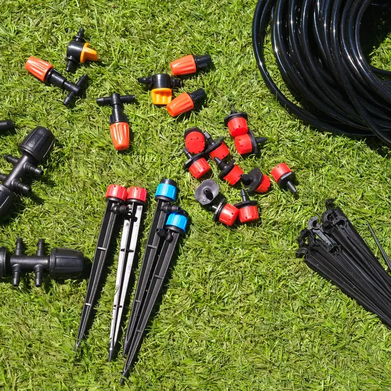 Componenti per irrigazione giardino a bassa manutenzione