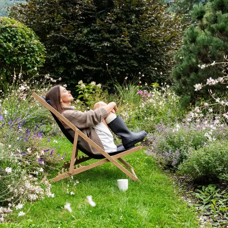 Donna rilassata in giardino a bassa manutenzione
