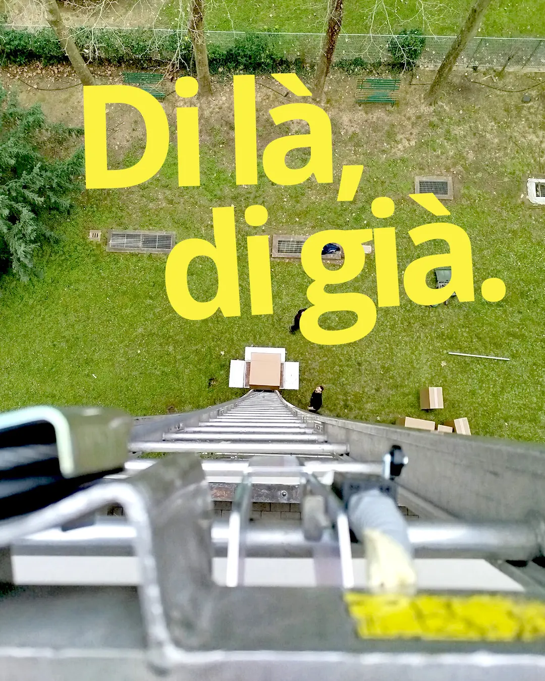 Visuale dall'alto di una scala per traslochi durante un trasloco a Gorizia