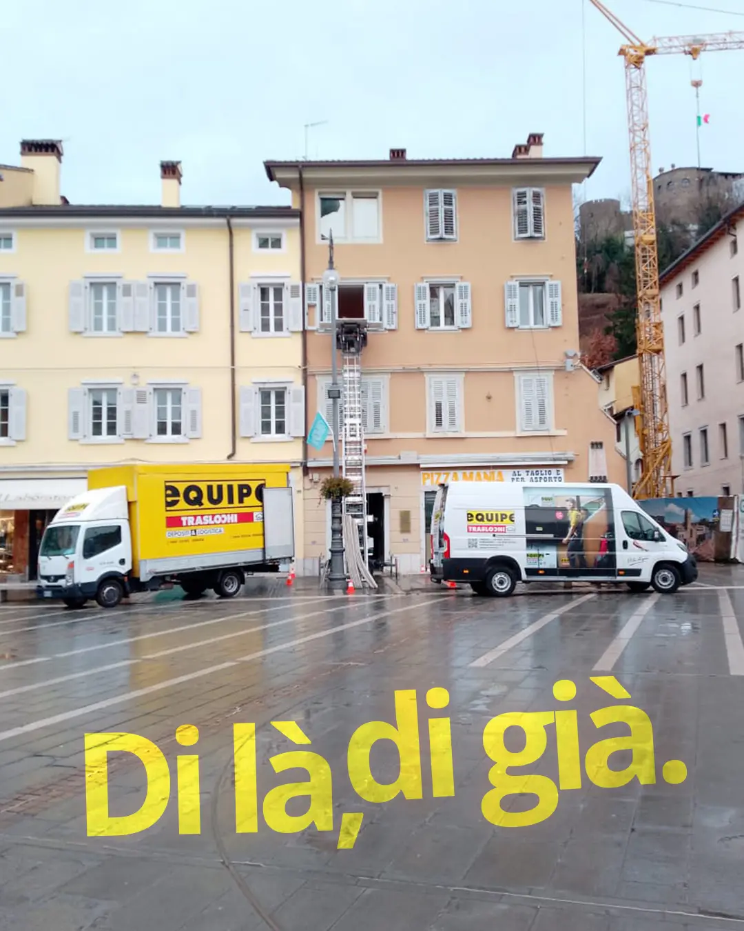 Piazza della Vittoria a Gorizia: trasloco in corso con camion e furgone traslochi