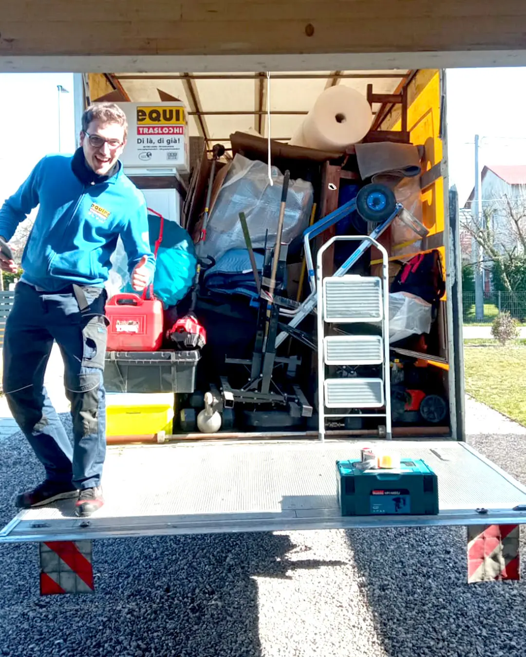 Camion professionale e personale qualificato per traslochi: scena di un tasloco a Gorizia